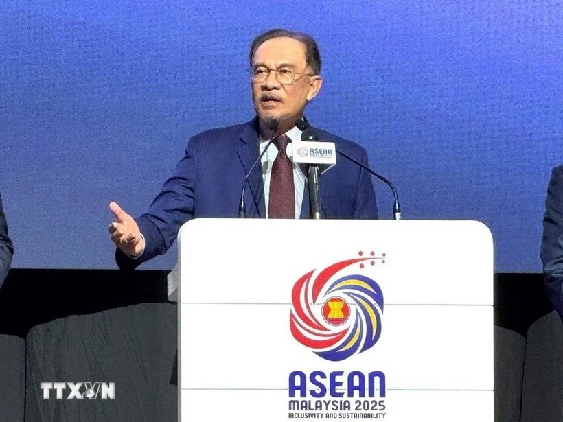 Malaysian Prime Minister Datuk Seri Anwar Ibrahim speaks at the press conference. Photo: VNA