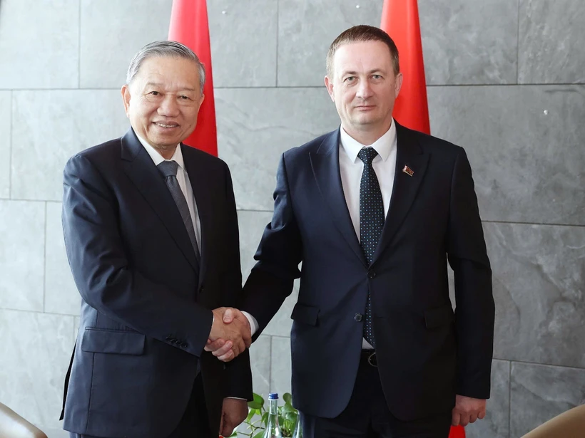 General Secretary of the Communist Party of Vietnam (CPV) Central Committee To Lam (L) and Belarusian Prime Minister Aleksandr Turchin. Photo: VNA