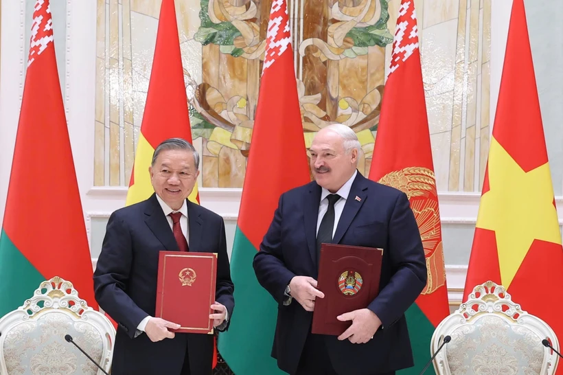 Vietnamese Party General Secretary To Lam (left) and Belarusian President Aleksandr Lukashenko signed a joint statement on the establishment of the two countries’ strategic partnership on May 12, 2025. Photo: VNA