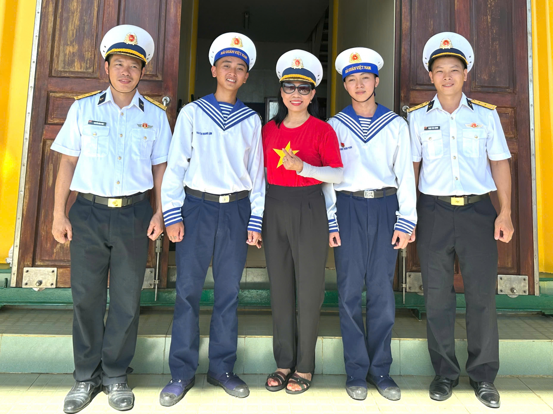 Tác giả (giữa) với cán bộ, chiến sĩ đảo Len Đao. Ảnh: CTV