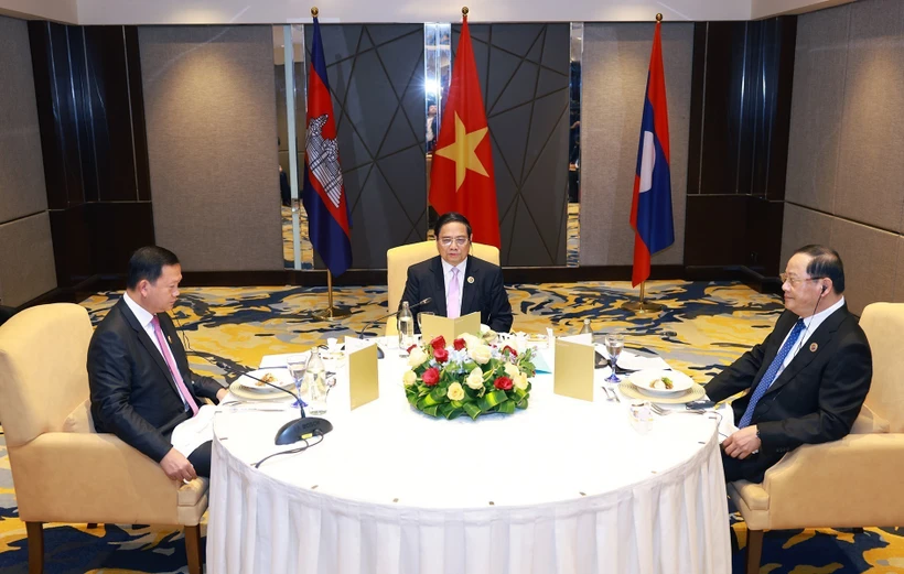 Vietnamese Prime Minister Pham Minh Chinh (centre) on May 26 has a working breakfast with Cambodian PM Samdech Thipadei Hun Manet (left) and Lao PM Sonexay Siphandone in Kuala Lumpur, Malaysia. Photo: VNA