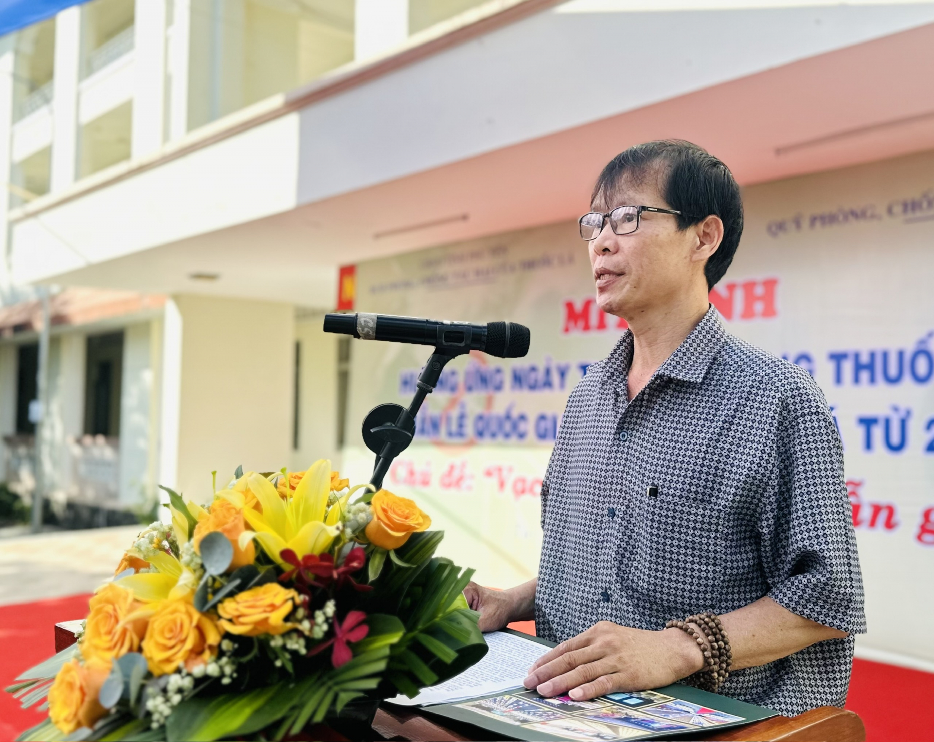 Phó Giám đốc Sở Y tế Nguyễn Thanh Tĩnh phát biểu tại buổi mít tinh. Ảnh: YÊN LAN