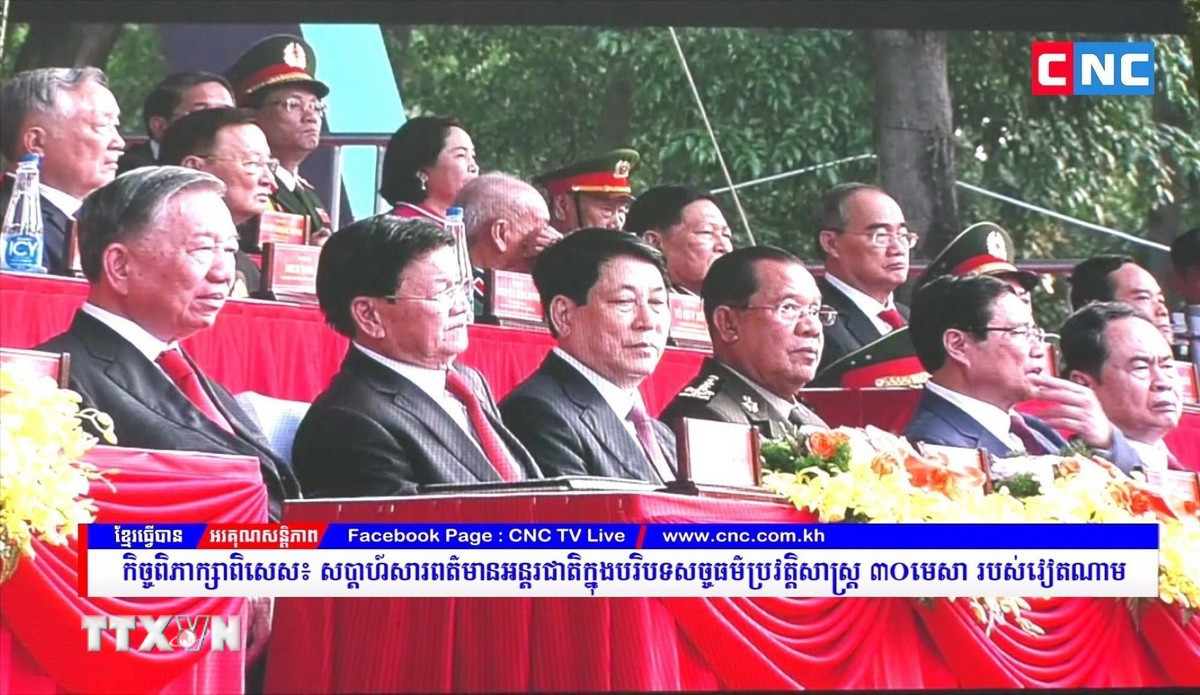 Đài truyền hình CNC TV phát hình ảnh Lãnh đạo Đảng, Nhà nước Việt Nam và lãnh đạo Campuchia, Lào (ảnh chụp màn hình) tham dự lễ kỷ niệm 50 năm Ngày Giải phóng miền Nam, thống nhất đất nước (30/4/1975 - 30/4/2025) tại Thành phố Hồ Chí Minh. Ảnh: TTXVN 