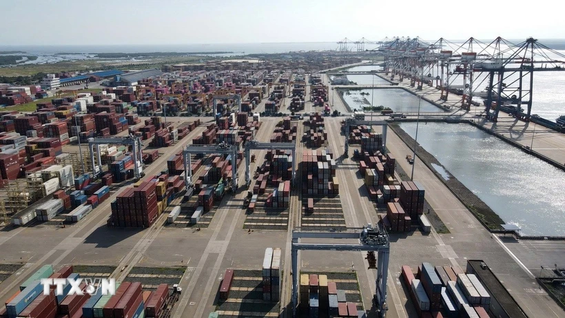 Các container hàng hóa tại Cảng biển Cái Mép. Ảnh: TTXVN