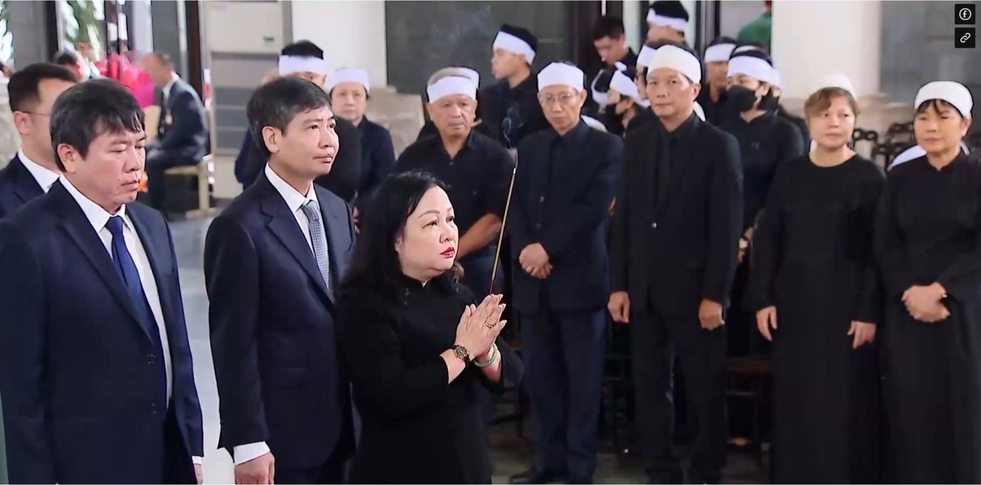 Đoàn đại biểu tỉnh Phú Yên do đồng chí Cao Thị Hòa An, Bí thư Tỉnh ủy, Chủ tịch HĐND tỉnh làm Trưởng đoàn viếng nguyên Chủ tịch nước Trần Đức Lương tại Nhà Tang lễ Quốc gia. Ảnh: CTV