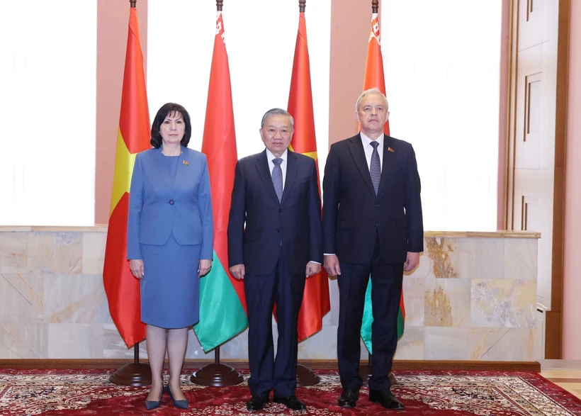 Party General Secretary To Lam (centre), Speaker of the Council of the Republic of the National Assembly Natalya Kochanova (L) and Chairman of the House of Representatives of NA Igor Sergeyenko (R). Photo: VNA