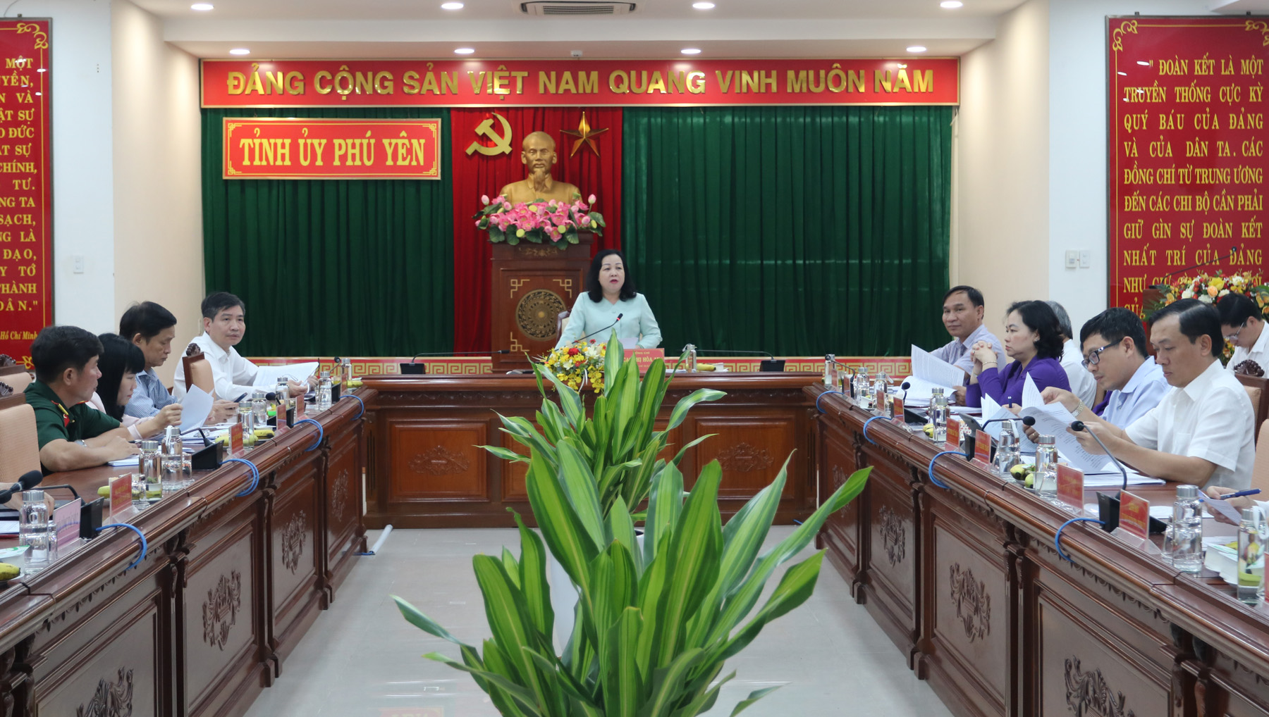 Comrade Cao Thi Hoa An, Secretary of the Provincial Party Committee, Chairwoman of the Provincial Peoples Council, and Head of the Steering Committee for the Restructuring and Reorganization of Administrative Units in Phu Yen Province in 2025 chairing the meeting