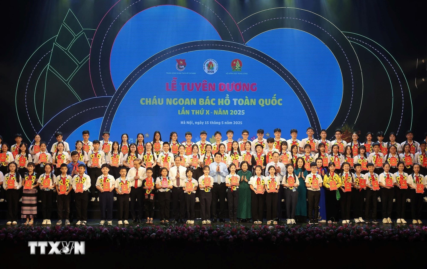 Chủ tịch nước Lương Cường với các đại biểu Cháu ngoan Bác Hồ được tuyên dương. Ảnh: TTXVN