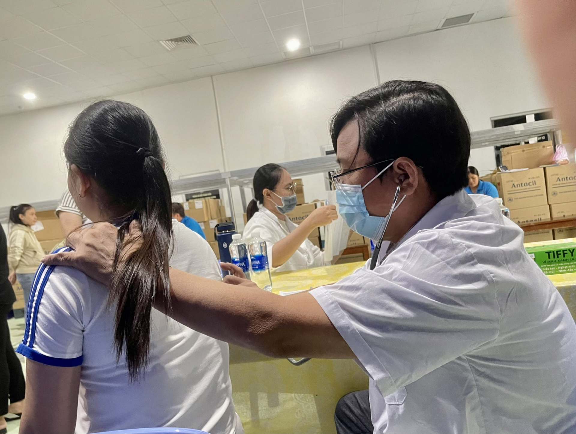 100 công nhân lao động được khám, tư vấn sức khỏe miễn phí