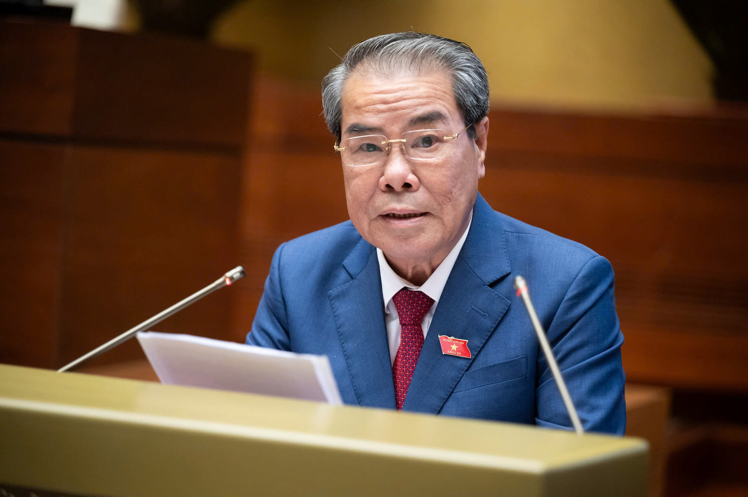 Ủy viên Ủy ban Thường vụ Quốc hội Dương Thanh Bình đã trình bày Báo cáo kết quả giám sát việc giải quyết kiến nghị của cử tri gửi đến Kỳ họp thứ 8, Quốc hội khóa XV. Ảnh: QH/Vietnam+