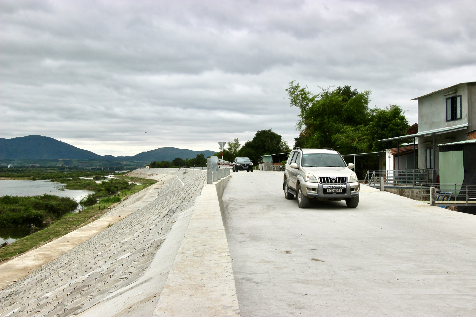 The investor coordinating with relevant units to finalize and disburse investment capital for Cung Son embankment project, Son Hoa district