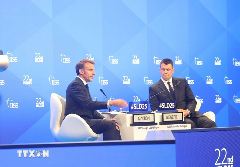 Tổng thống Pháp Emmanuel Macron trao đổi trực tiếp về quan điểm liên quan đến các vấn đề an ninh đang nổi lên. Ảnh: TTXVN