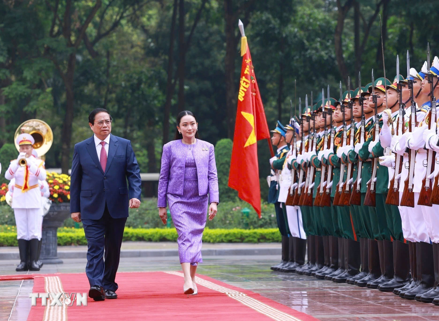 Thủ tướng Phạm Minh Chính và Thủ tướng Thái Lan Paetongtarn Shinawatra duyệt Đội danh dự Quân đội nhân dân Việt Nam. Ảnh: TTXVN