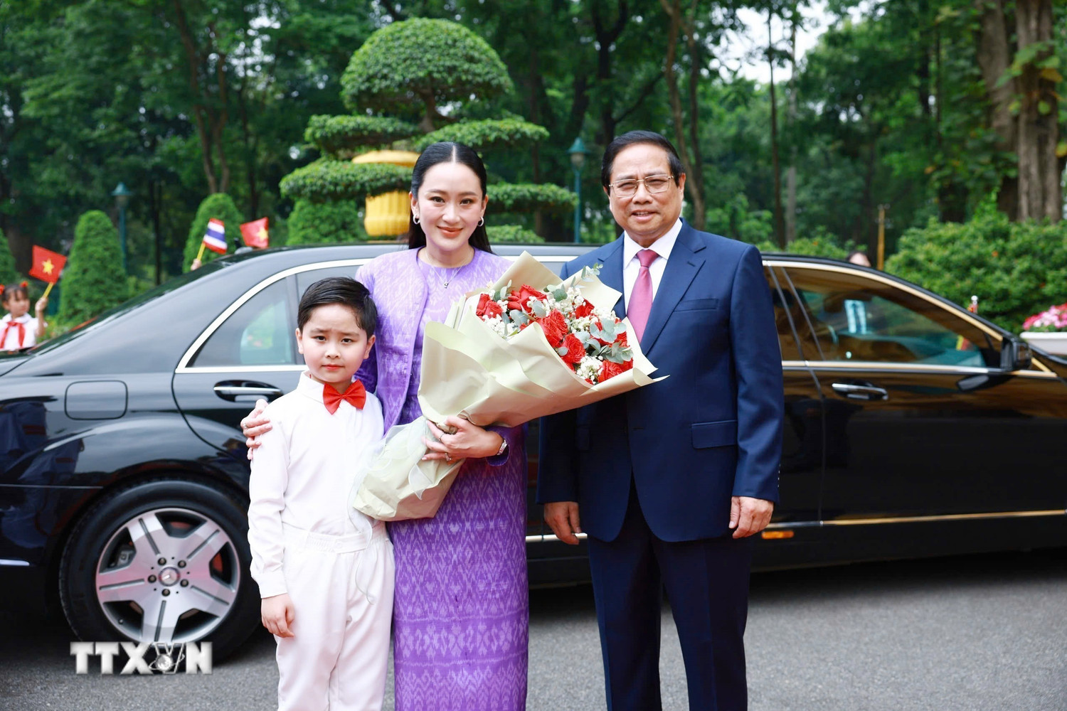 Thủ tướng Phạm Minh Chính và Thủ tướng Thái Lan Paetongtarn Shinawatra duyệt Đội danh dự Quân đội nhân dân Việt Nam. Ảnh: TTXVN