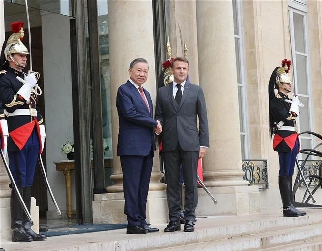 On October 7, 2024, Party General Secretary and State President To Lam attends an official welcome ceremony hosted by French President Emmanuel Macron. Photo: VNA