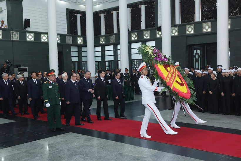 The delegation of the Central Committee of the Communist Party of Vietnam, led by General Secretary To Lam, pays tribute to former State President Tran Duc Luong. Photo: VNA