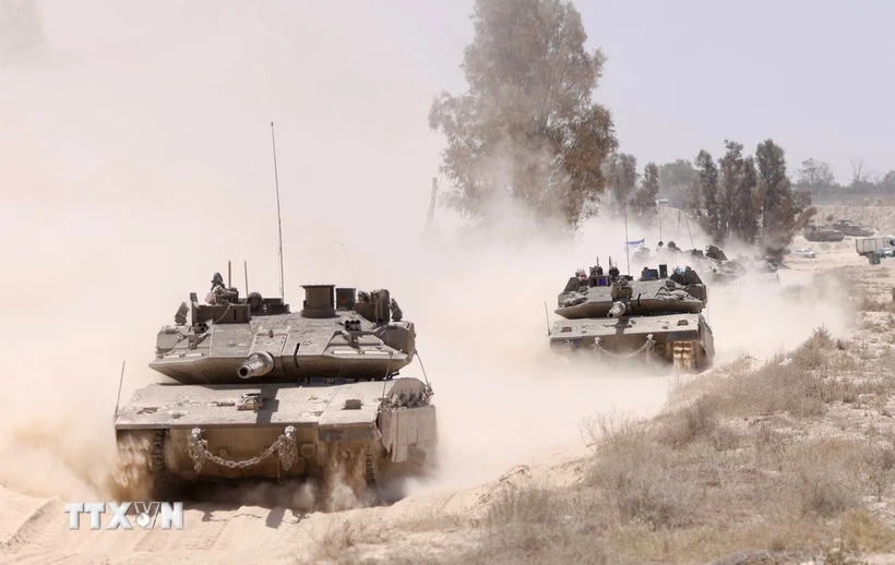 Xe quân sự Israel được triển khai gần biên giới với Dải Gaza ngày 20/5/2025. Ảnh: THX/TTXVN