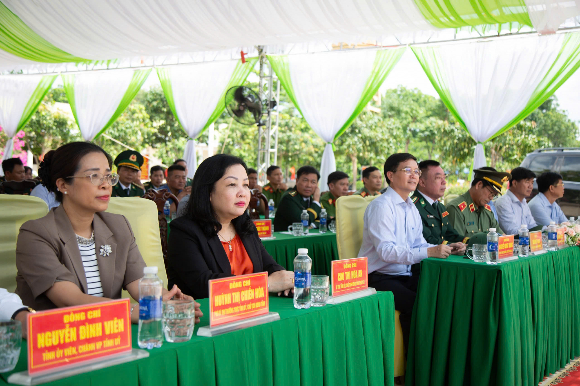 Bí thư Tỉnh ủy Phú Yên Cao Thị Hòa An cùng các đại biểu dự lễ khánh thành tượng đài “Bác Hồ với chiến sĩ Biên phòng” tại Đồn Biên phòng Ea H’Leo. Ảnh: CTV