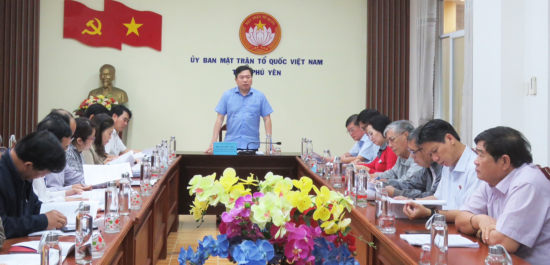 Comrade Tran Huu The, Member of the Provincial Party Standing Committee and Chairman of the Provincial Vietnam Fatherland Front Committee addressing at the conference to provide feedback on the draft proposal for reorganizing and merging socio-political organizations and mass associations assigned by the Party and the State, organized by the Provincial Vietnam Fatherland Front Committee