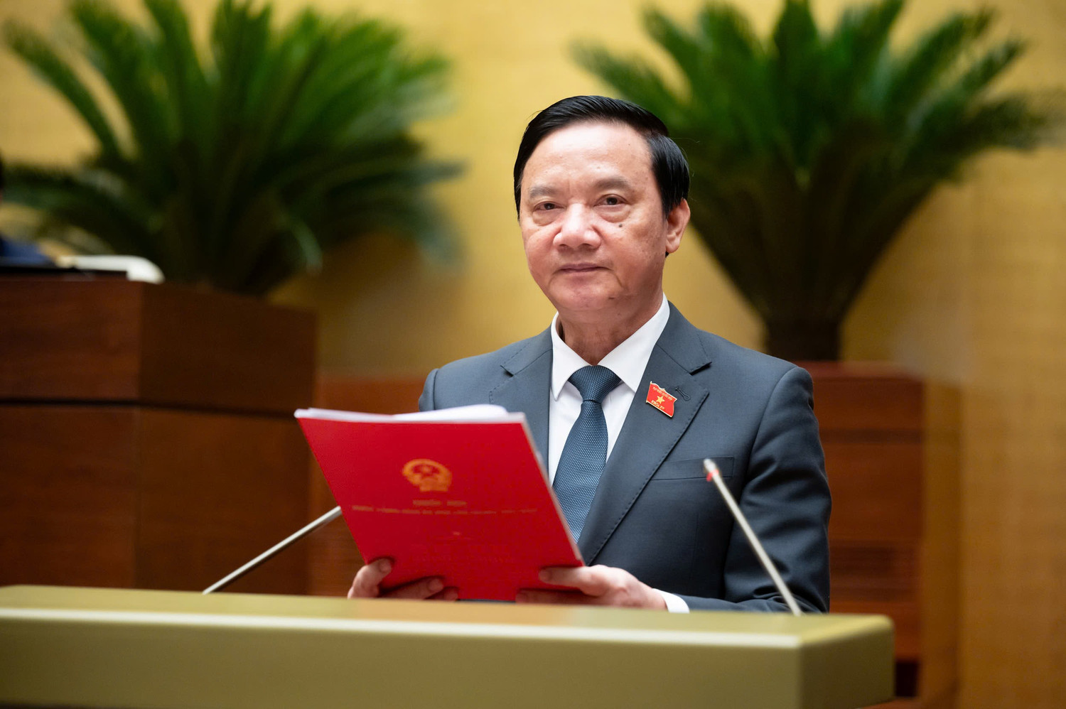 Phó Chủ tịch Quốc hội Nguyễn Khắc Định trình bày Tờ trình đề nghị Quốc hội xem xét, quyết định việc sửa đổi, bổ sung một số điều của Hiến pháp năm 2013 và Tờ trình về việc thành lập Ủy ban dự thảo sửa đổi, bổ sung một số điều của Hiến pháp năm 2013. Ảnh: quochoi.vn