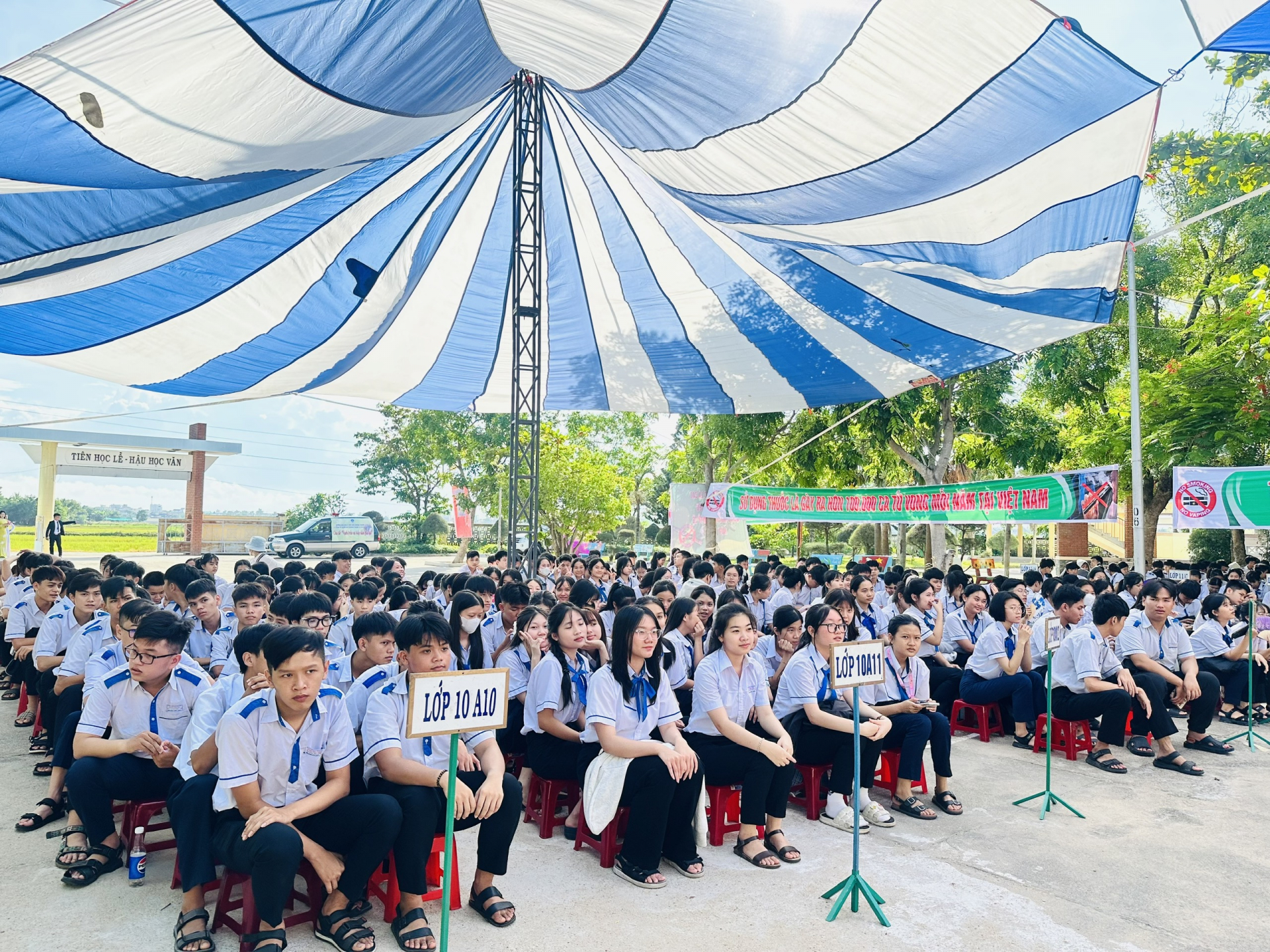Các em học sinh Trường THPT Ngô Gia Tự tham gia mít tinh. Ảnh: YÊN LAN