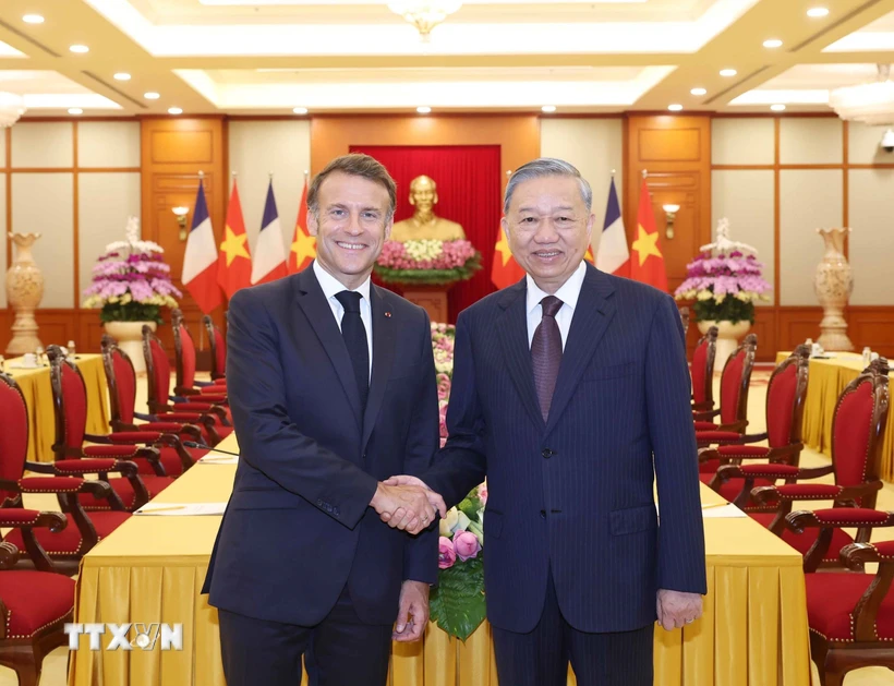 Party General Secretary To Lam (R) receives French President Emmanuel Macron in Hanoi on May 26. Photo: VNA