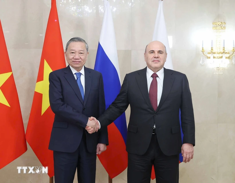 Party General Secretary To Lam (left) meets with Russian Prime Minister Mikhail Mishustin in Moscow on May 8. Photo: VNA