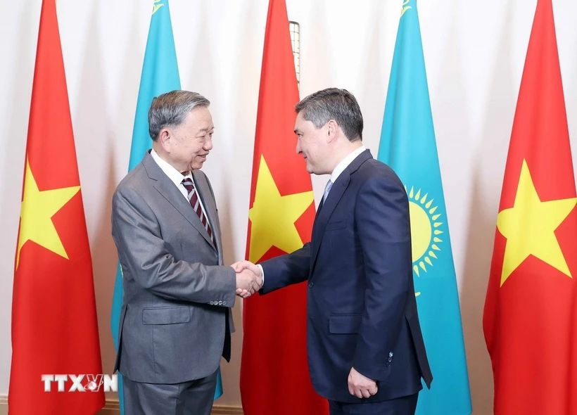 General Secretary of the Communist Party of Vietnam Central Committee To Lam (L) and Kazakh Prime Minister Olzhas Bektenov. Photo: VNA