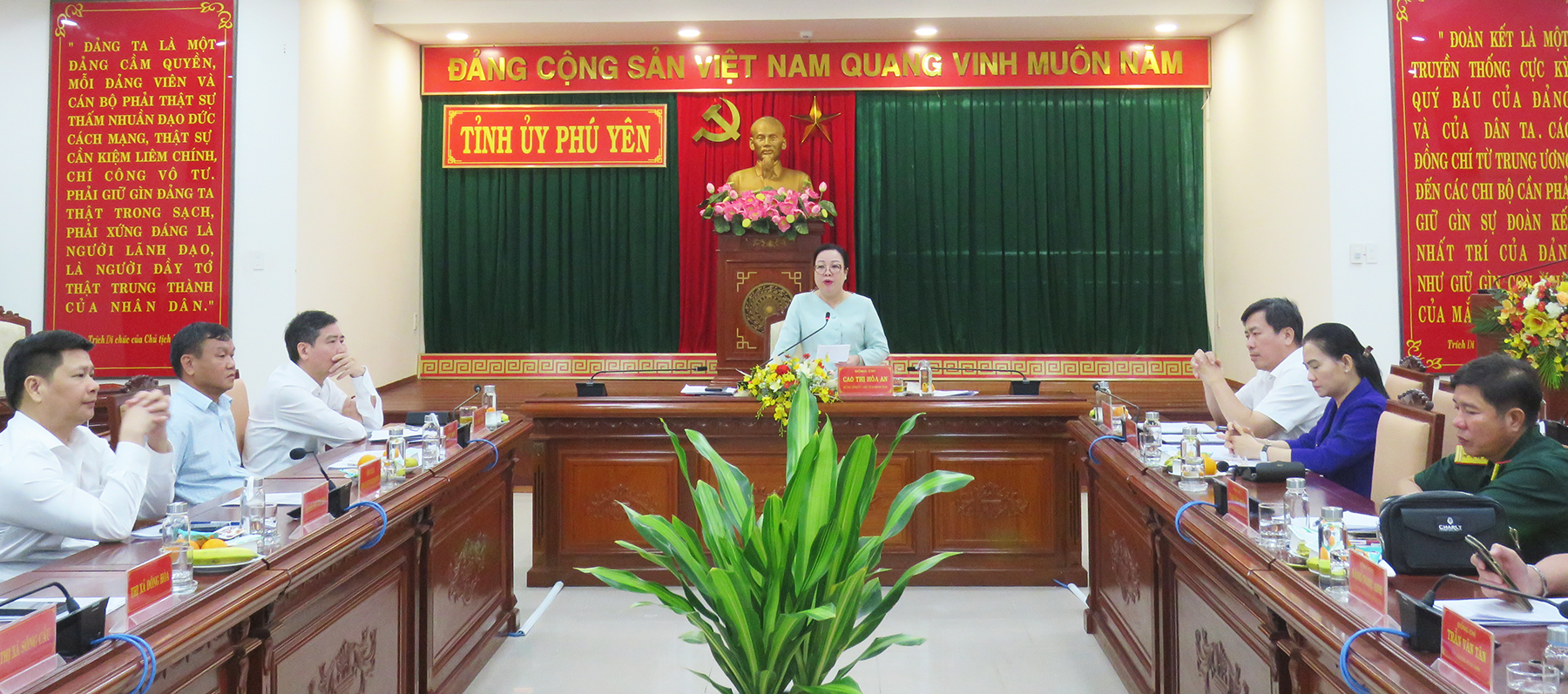 Comrade Cao Thi Hoa An, Secretary of the Provincial Party Committee and Chairwoman of the Provincial People’s Council, delivering a directive speech at the meeting of the Steering Committee on the elimination of temporary and dilapidated houses in the province