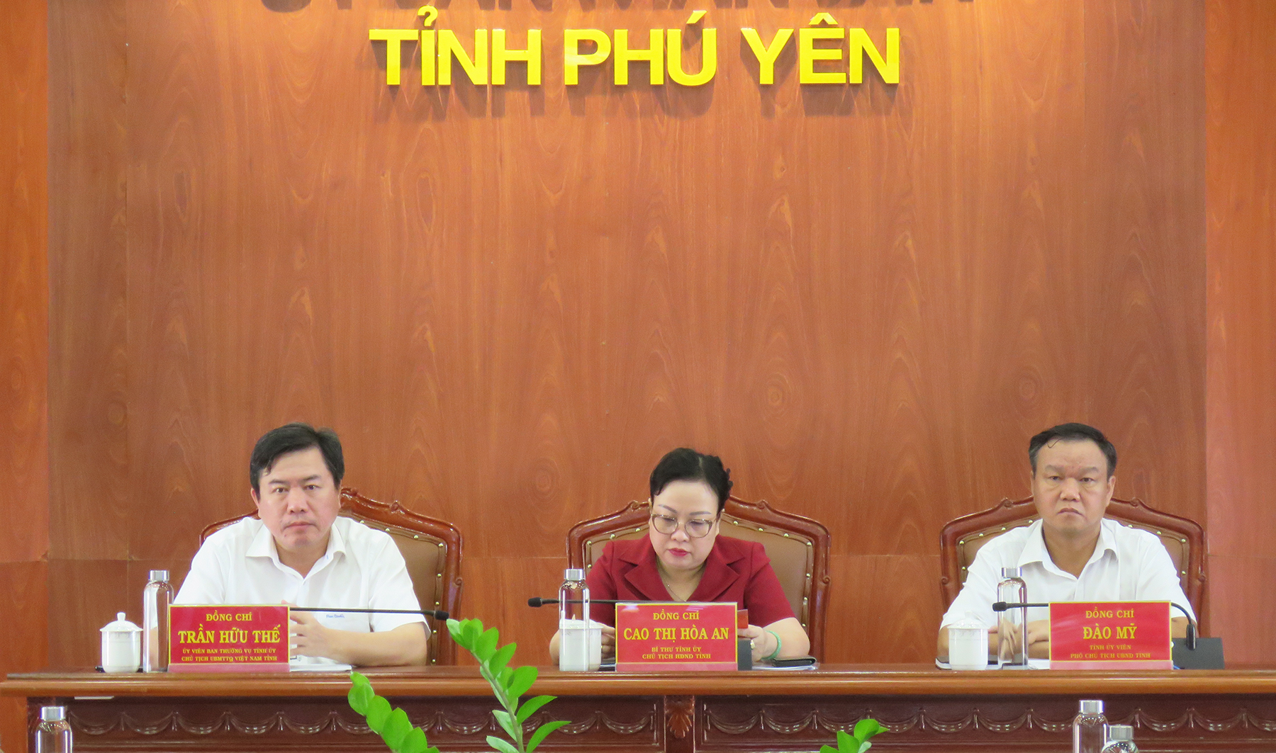 Lãnh đạo tỉnh Phú Yên tham dự phiên họp lần thứ 4 về chương trình xóa nhà tạm, nhà dột nát trên phạm vi cả nước. Ảnh: THÚY HẰNG