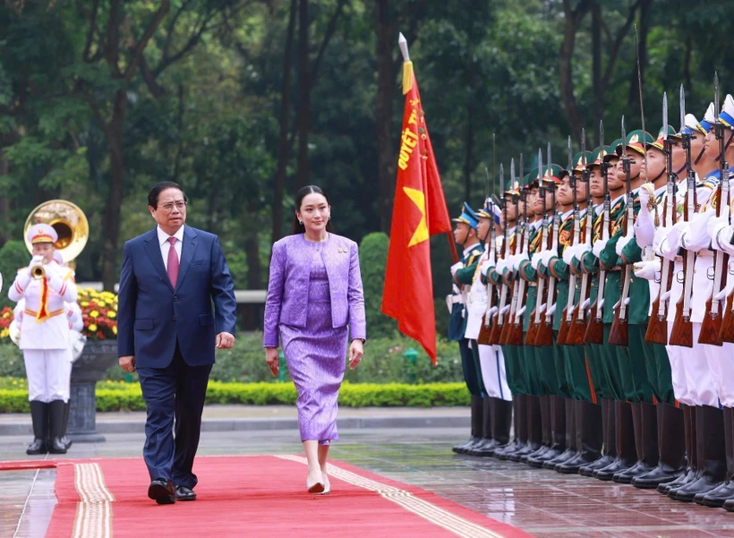 Prime Minister Pham Minh Chinh (left) and Thailands Prime Minister Paetongtarn Shinawatra inspect the guard of honour in Hanoi on May 16. Photo: VNA