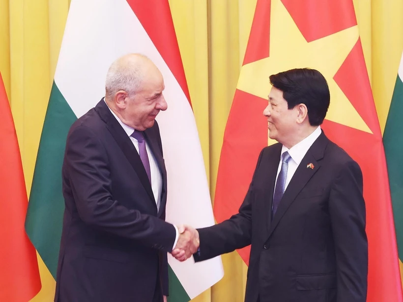 State President Luong Cuong (R) welcomes Hungarian President Sulyok Tamas in Hanoi on May 28. Photo: VNA