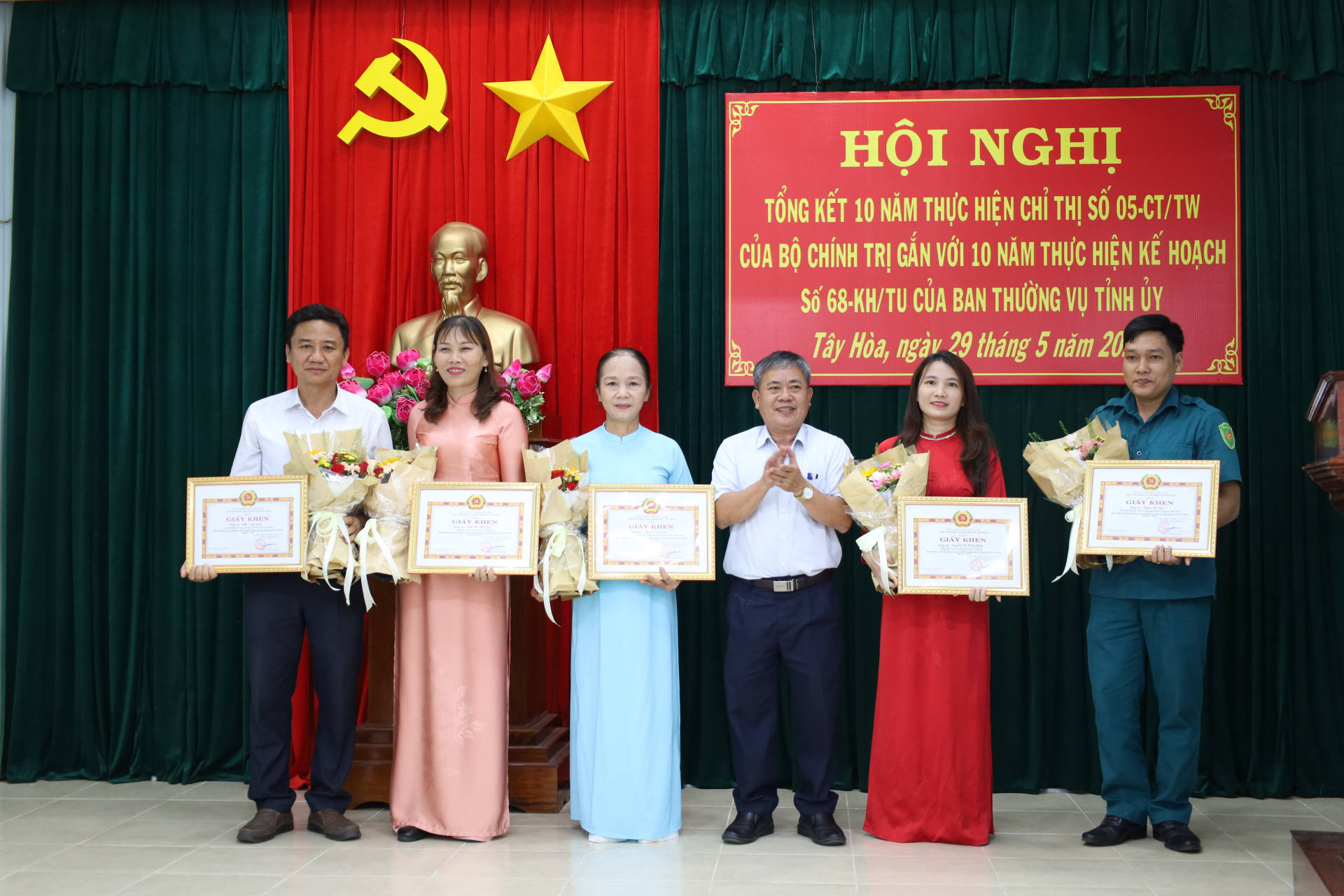 Lãnh đạo huyện Tây Hòa trao giấy khen cho các cá nhân có thành tích xuất sắc trong học tập và làm theo tư tưởng, đạo đức, phong cách Hồ Chí Minh giai đoạn 2016-2025. Ảnh: CẨM HÀ