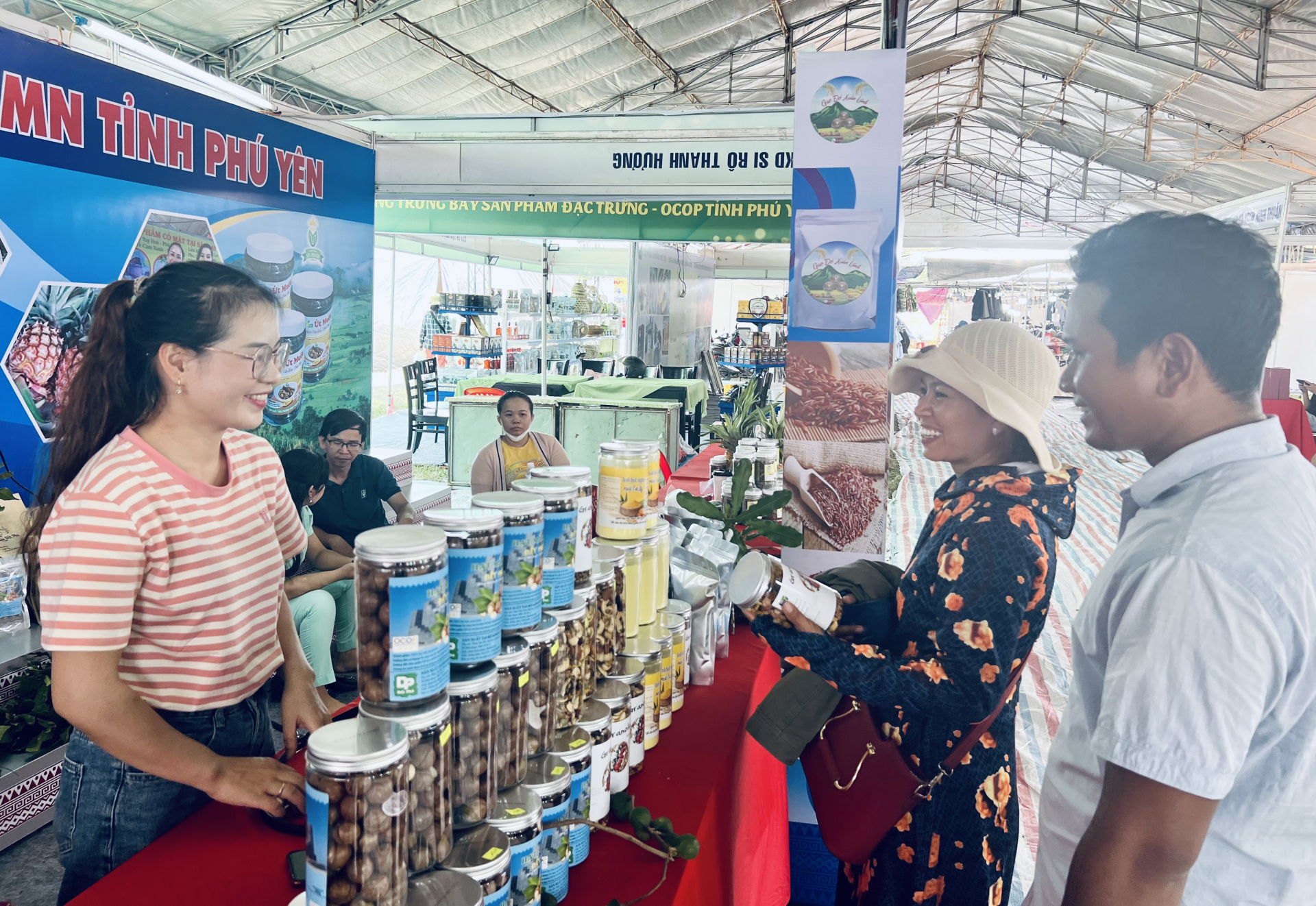 The owner of a food production facility in Song Hinh district introducing products to the inhabitants