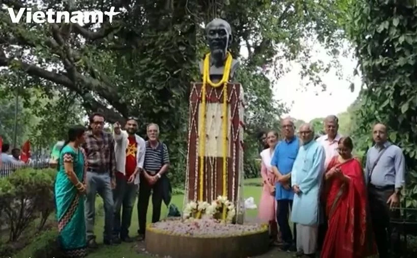 The Indo-Vietnam Solidarity Committee (IVSC) holds a flower-offering ceremony at the Ho Chi Minh Monument in Kolkata city, the capital of West Bengal state, Northeast India, on May 19. Photo: VNA