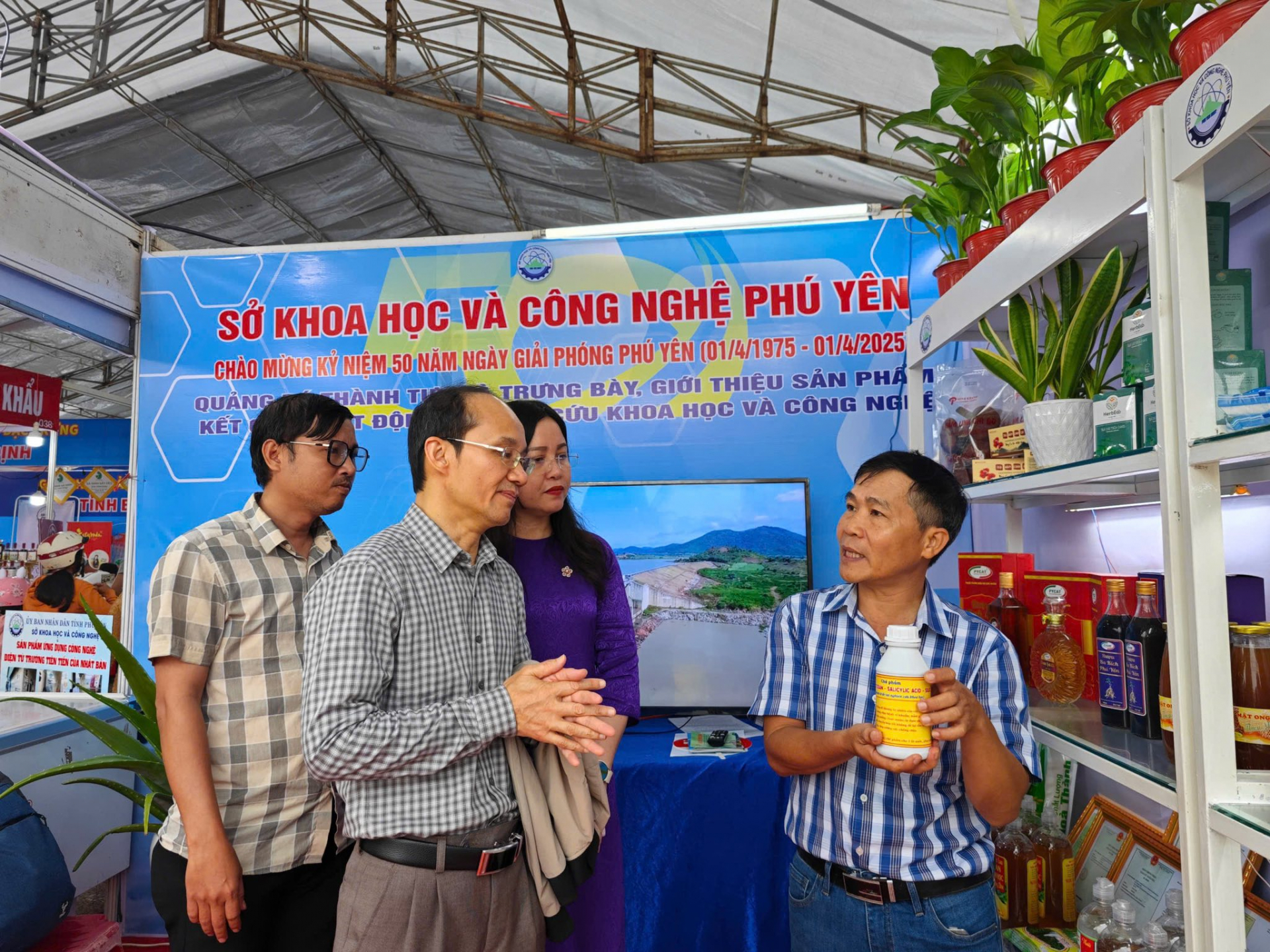 Officials of Phu Yen S&T Center introducing to visitors about scientific and technological products produced by the research and production center