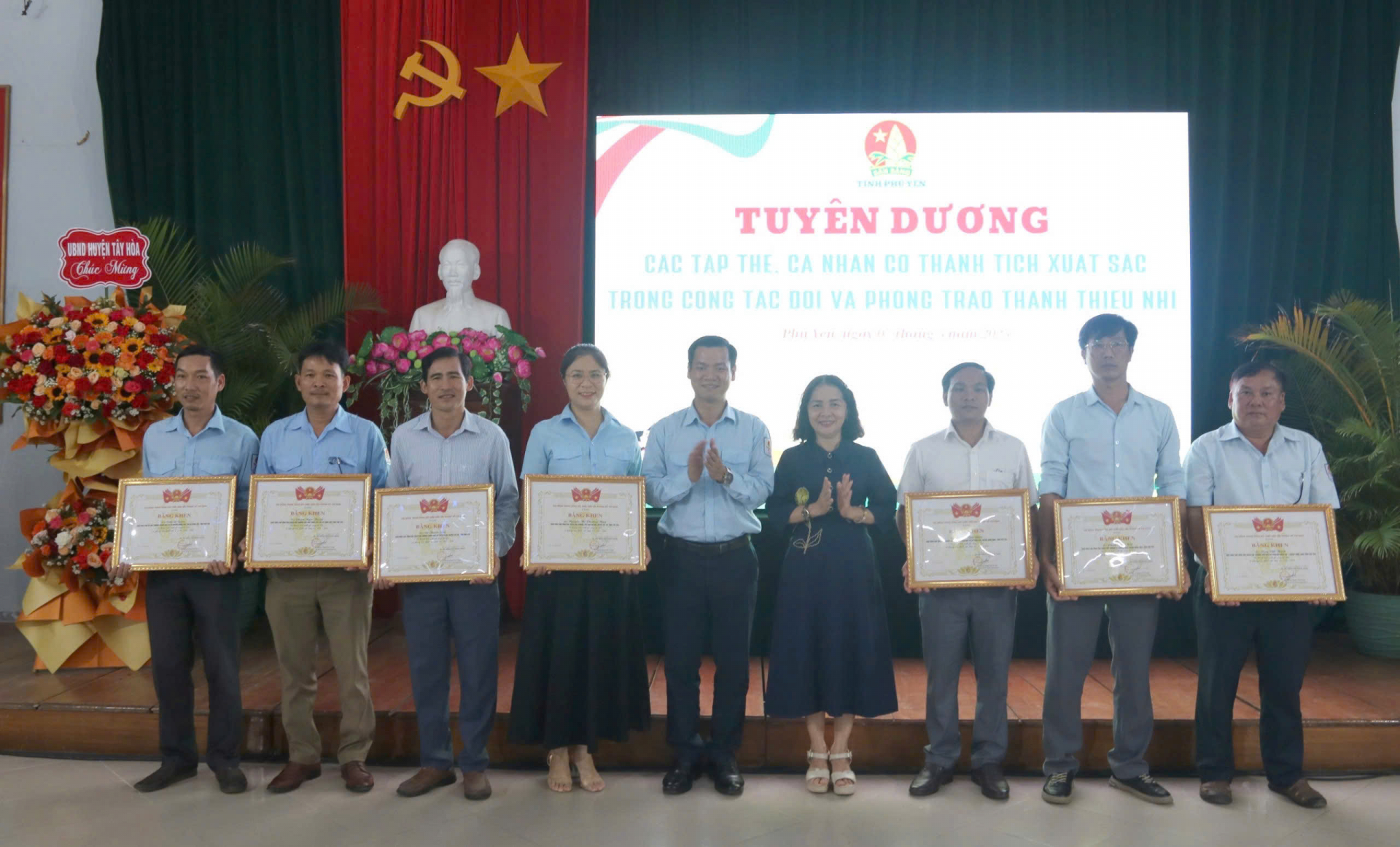 Lãnh đạo Hội đồng Đội tỉnh, Sở GD&ĐT trao bằng khen của Hội đồng Đội Trung ương cho các cá nhân có thành tích xuất sắc trong công tác đội và phong trào thiếu nhi năm học 2023-2024. Ảnh: HÀ MY