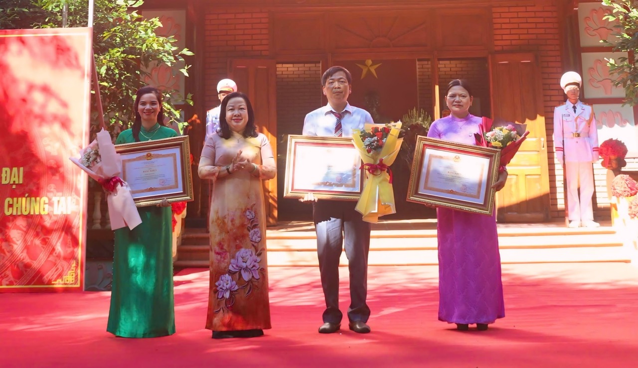 Mrs. Cao Thi Hoa An presenting certificates of merit from the Prime Minister to collective and individuals with outstanding achievements in studying and following Ho Chi Minhs ideology, morality and style in 2024