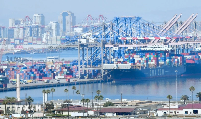 Hoạt động tại cảng hàng hóa Long Beach ở California, Mỹ. Ảnh: AFP/TTXVN
