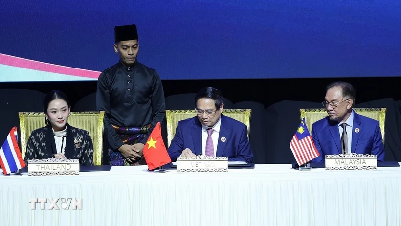 Thủ tướng Phạm Minh Chính cùng lãnh đạo các nước ASEAN ký Tuyên bố Kuala Lumpur “ASEAN 2045: Tương lai chung của chúng ta. Ảnh: TTXVN