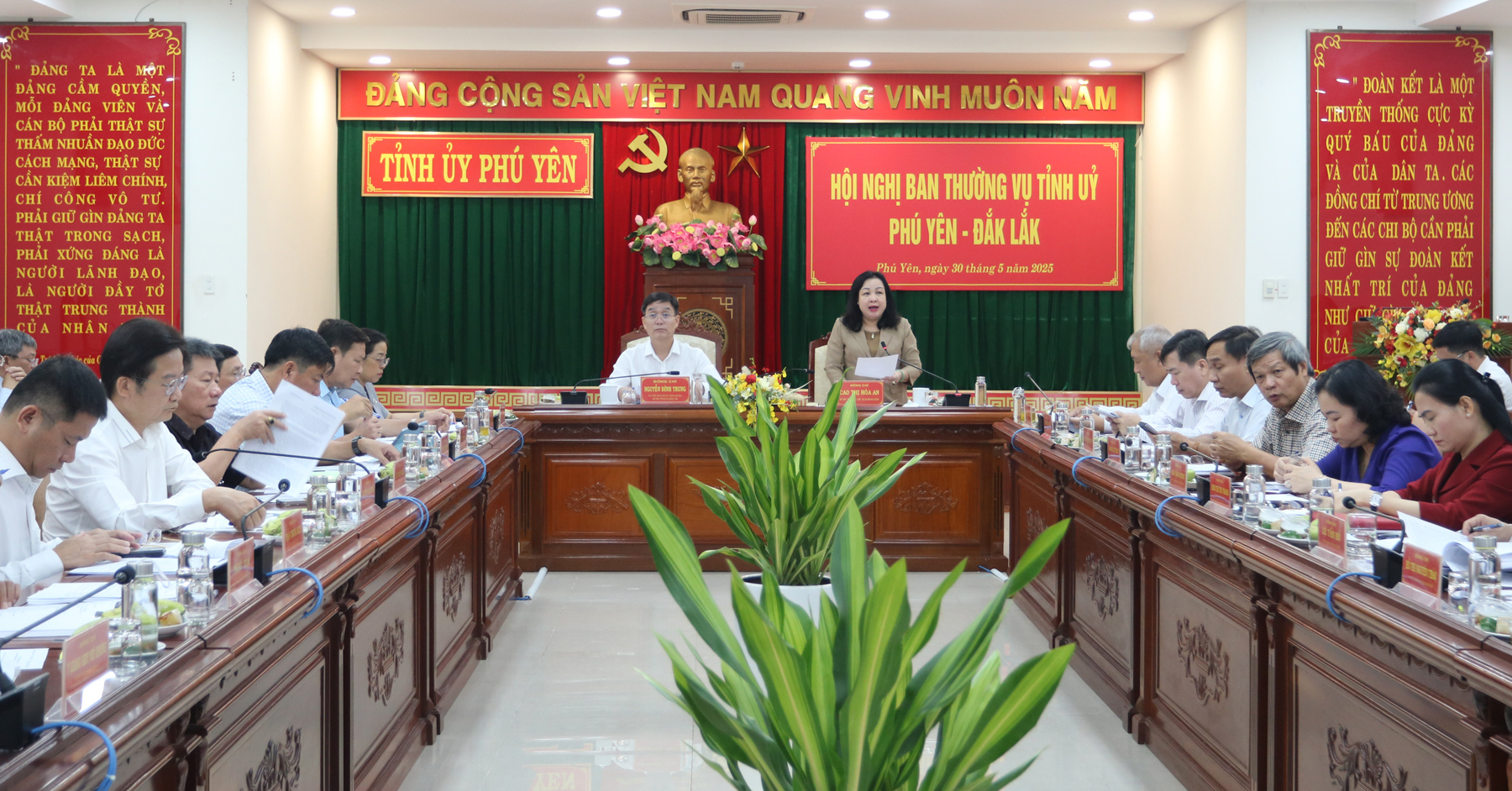 Phu Yen Provincial Party Secretary Cao Thi Hoa An highly appreciating the close, coordinated, and harmonious collaboration between the Party Committees, authorities, and departments of the two provinces in recent times