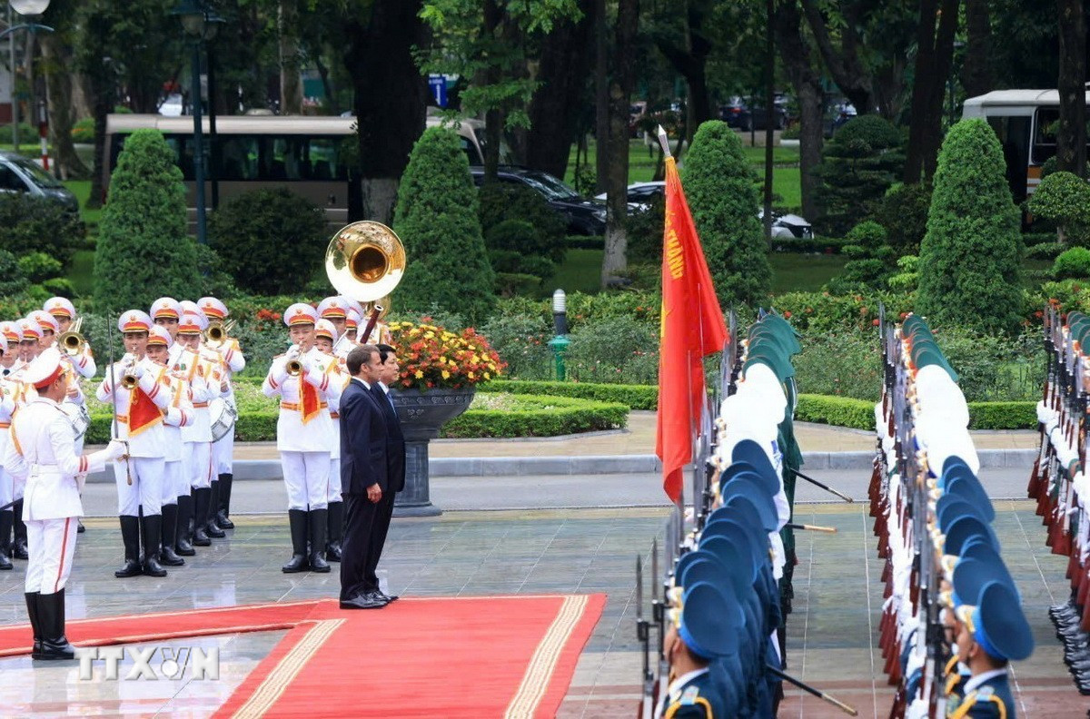 Chủ tịch nước Lương Cường và Tổng thống Pháp Emmanuel Macron duyệt Đội danh dự Quân đội Nhân dân Việt Nam. Ảnh: TTXVN