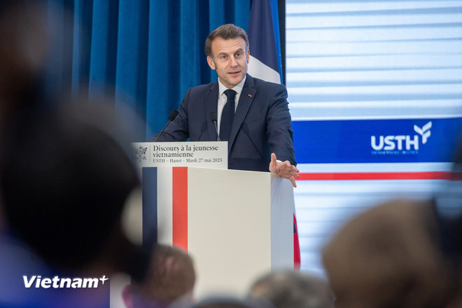 Tổng thống Pháp Emmanuel Macron phát biểu và giao lưu với sinh viên tại trường. Ảnh: Vietnam+