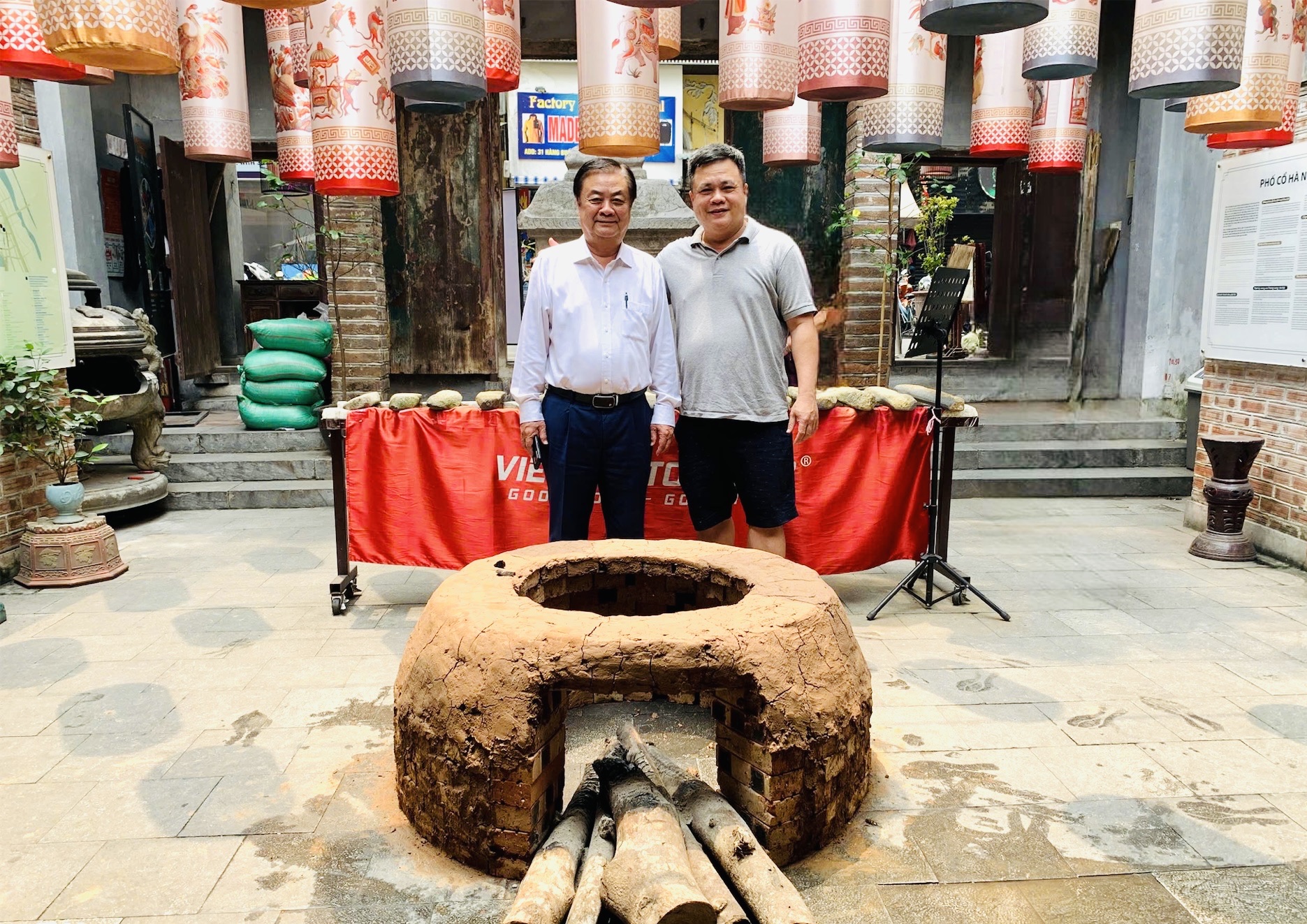 Author Xich Lo (left) at the Tuyet Diem salt product exhibition space in Hanoi’s Old Quarter