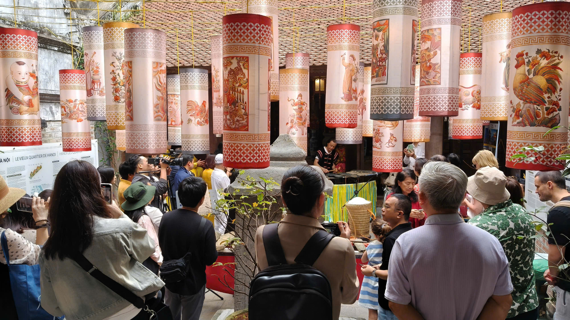 A large number of visitors exploring the exhibition space and promoting of traditional Tuyet Diem salt craft products at 28 Hang Buom, Hanoi’s Old Quarter