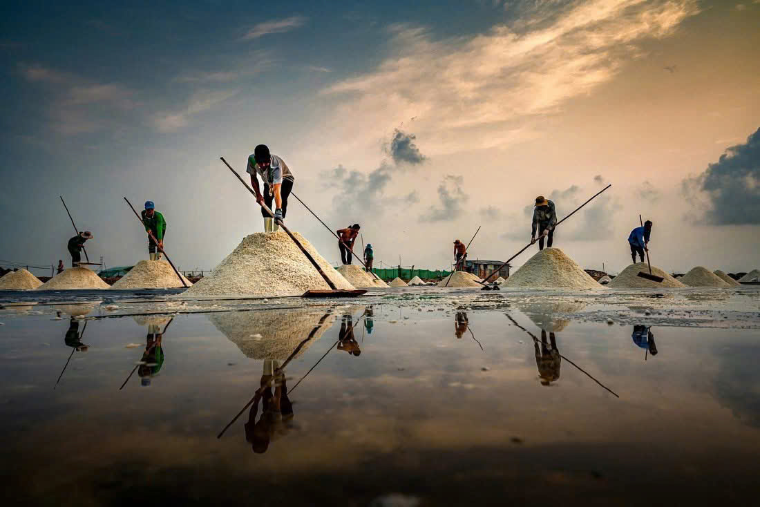 Tuyet Diem Salt Village being interested in investing in the direction of both maintaining production and preserving traditional crafts as well as being an experiential tourist destination to attract tourists