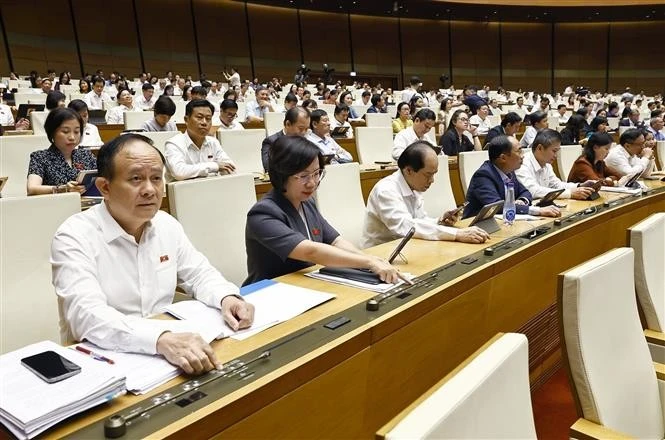 National Assembly deputies vote to adopt a resolution on amending and supplementing several articles of the 2013 Constitution on May 5. Photo: VNA