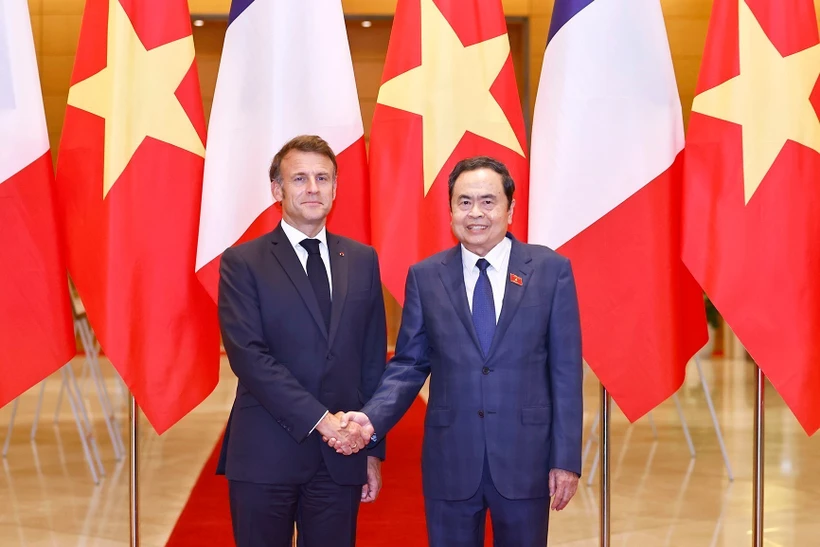 Vietnamese National Assembly Chairman Tran Thanh Man (R) and French President Emmanuel Macron. Photo: VNA