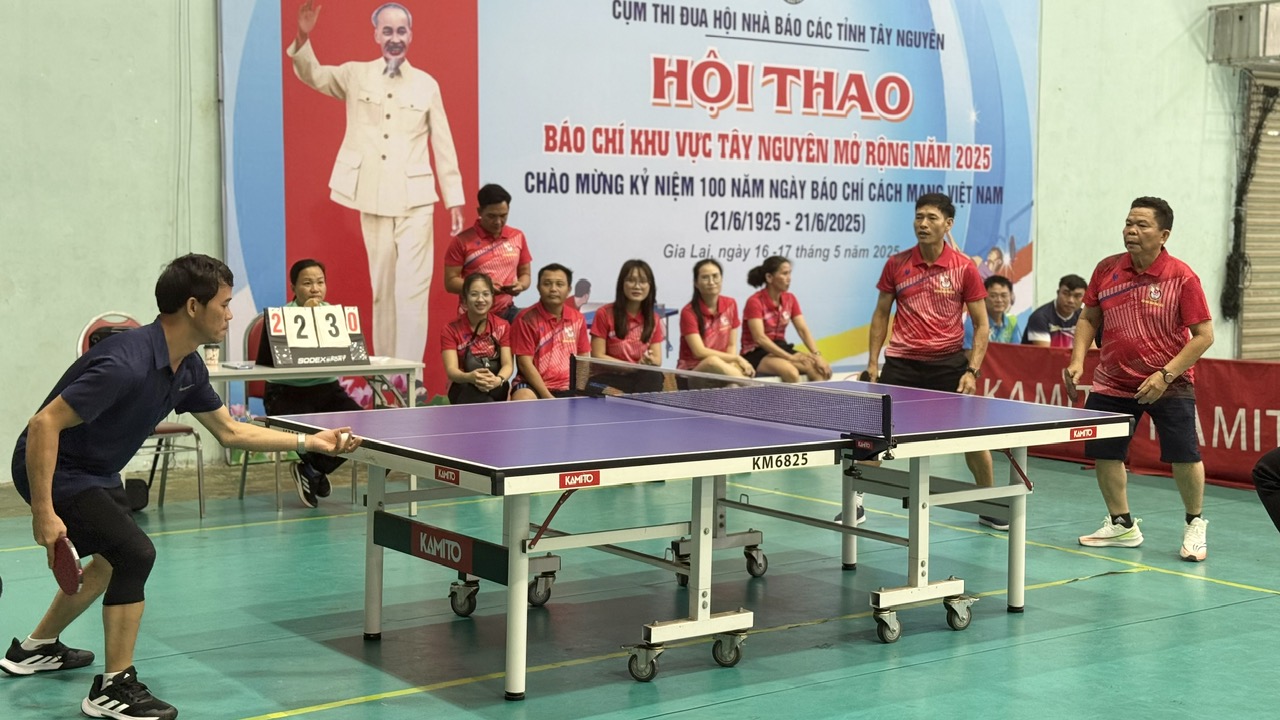 Một pha tranh tài kịch tính ở nội dung đôi nam bóng bàn giữa VĐV Hội Nhà báo tỉnh Phú Yên và VĐV Hội Nhà báo tỉnh Gia Lai. Ảnh: HÀ MY