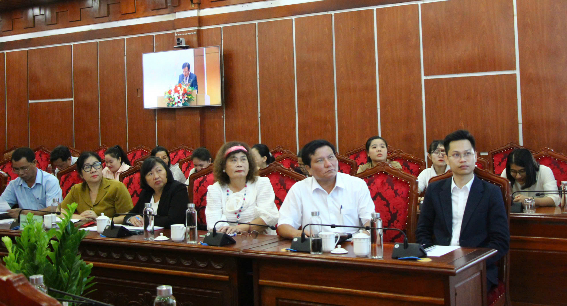 Các doanh nghiệp tại Phú Yên tham gia hội nghị bằng hình thức trực tuyến.
